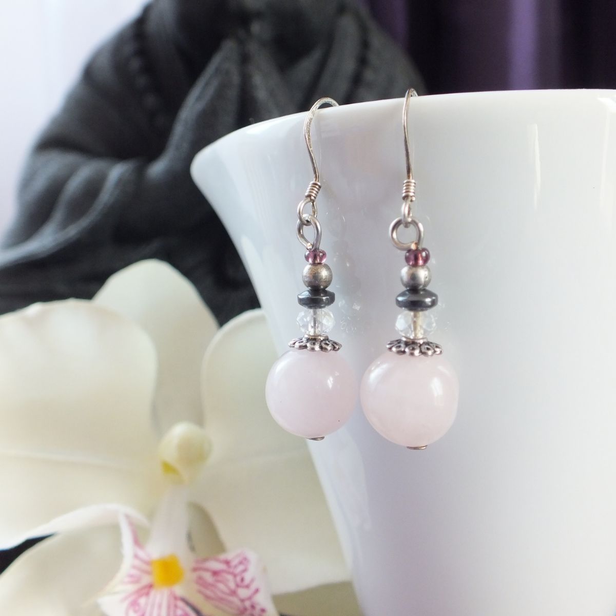 Paire de boucles d'oreilles artisanales en argent. Perle de quartz rose et perle d'hématite.